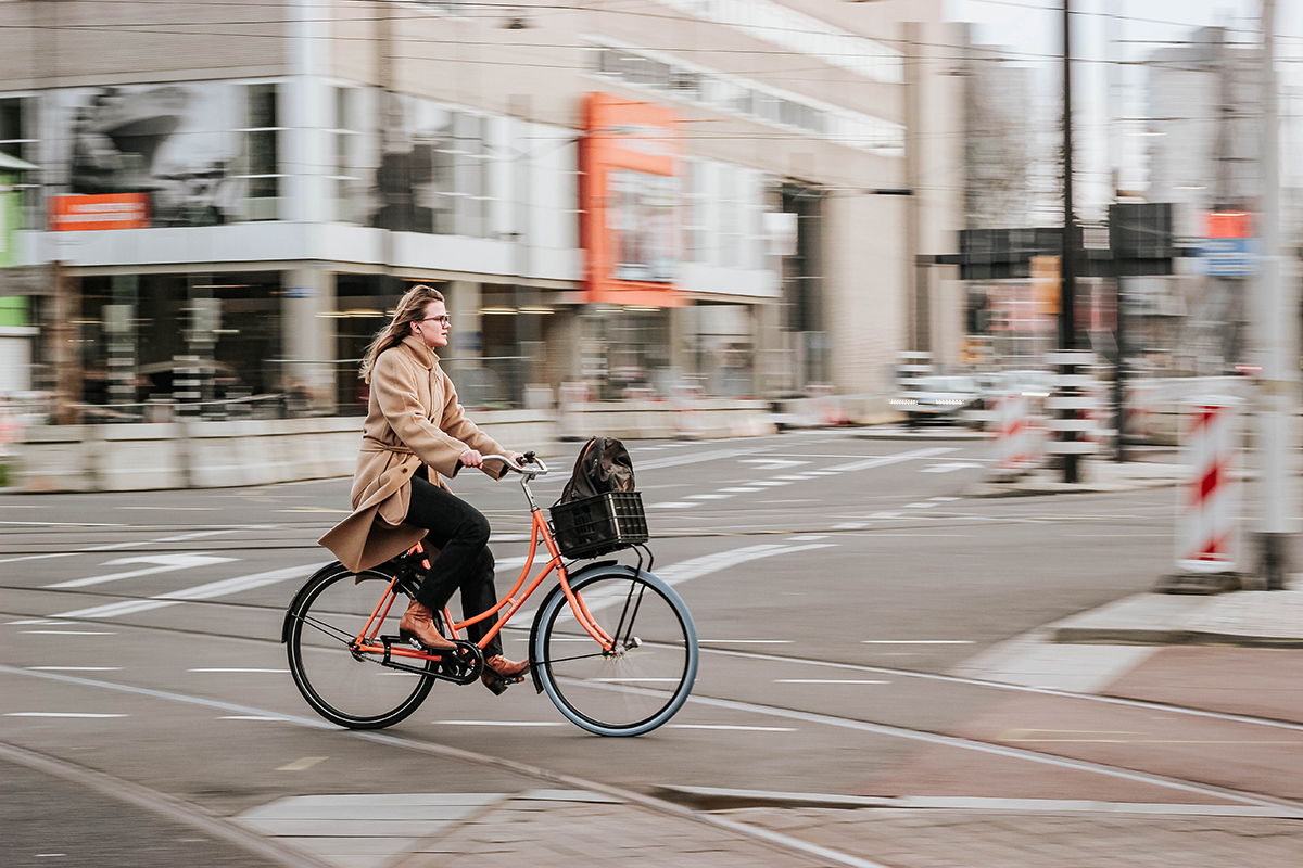 Kvinde cykler i Rotterdam i Holland