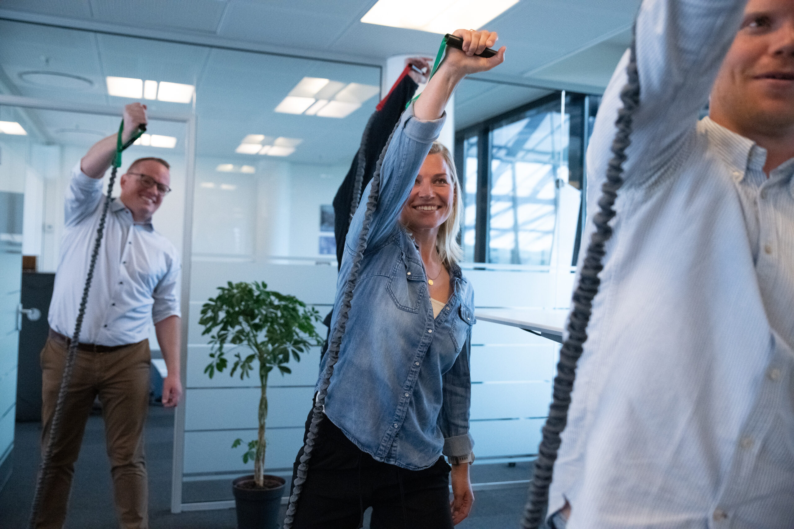 Medarbejdere, der bevæger sig i arbejdstiden med OfficeFit-udstyr